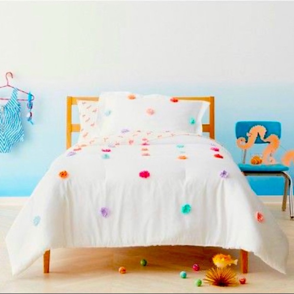 Pom Pom white comforter and pillow sham